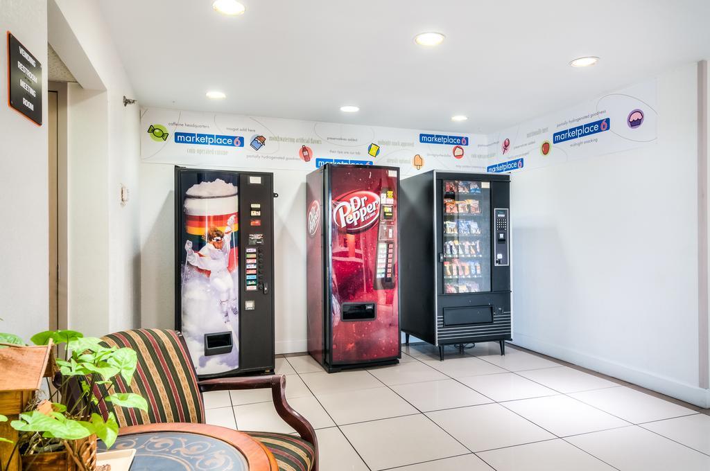 Motel 6 Normal Kültér fotó