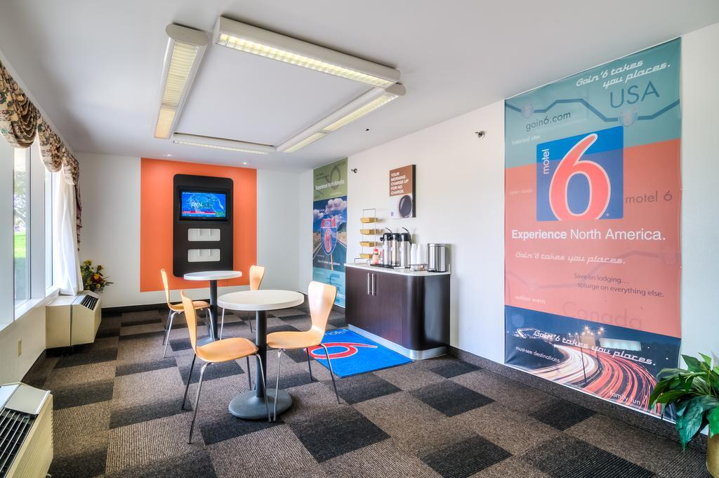 Motel 6 Normal Kültér fotó