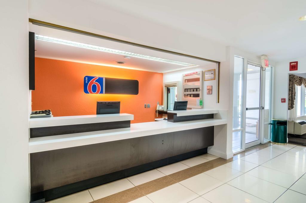 Motel 6 Normal Kültér fotó
