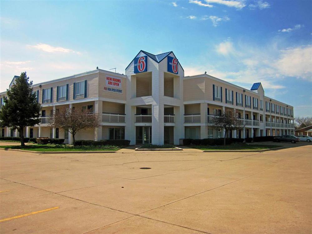 Motel 6 Normal Kültér fotó
